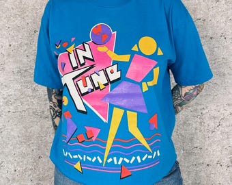 Camiseta vintage retro funky dance de los 80 con estampado en sintonía.
