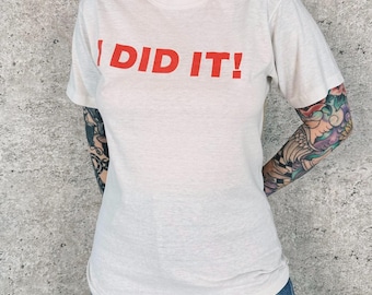 Camiseta vintage de los 70 con diseño de azulejos de luz suave, alfombra de ciudad y la frase "Lo hice".