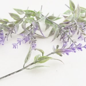K&ouml;nnte beinhalten: Ein Bund k&uuml;nstlicher Lavendelzweige mit gr&uuml;nen Bl&auml;ttern und violetten Bl&uuml;ten.