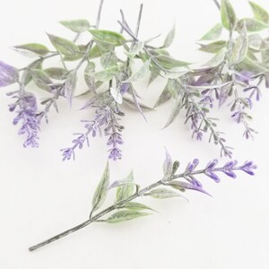 K&ouml;nnte beinhalten: Ein Bund k&uuml;nstlicher Lavendelzweige mit gr&uuml;nen Bl&auml;ttern und violetten Bl&uuml;ten.
