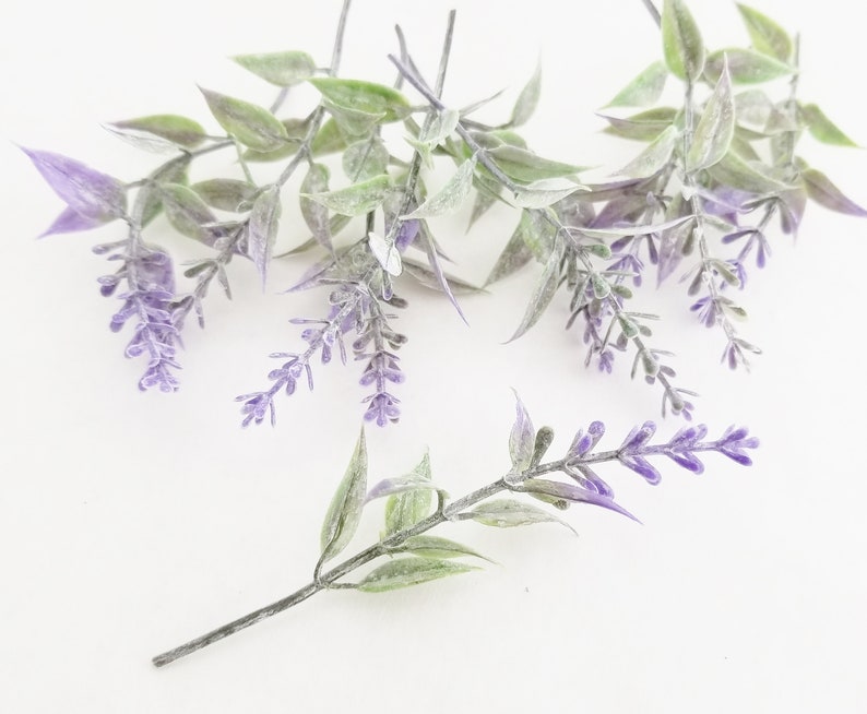K&ouml;nnte beinhalten: Ein Bund k&uuml;nstlicher Lavendelzweige mit gr&uuml;nen Bl&auml;ttern und violetten Bl&uuml;ten.