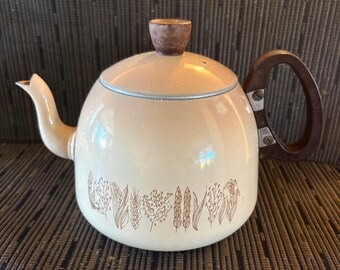 Beige aluminiumtekanna från 1970-talet med fint brunt frukt- och grönsakstryck