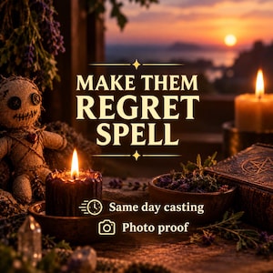 Op de afbeelding: Een kleine jute pop met knoopogen en een gestikte mond naast een zwarte kaars, een kom met gedroogde kruiden en een boek met een pentagram. De tekst luidt: MAKE THEM REGRET SPELL, Same day casting, Photo proof tegen een zonsondergang.