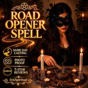 Puede incluir: Una persona con una máscara de encaje negro y ropa oscura realiza un ritual con dos velas blancas altas en soportes de vidrio, un frasco pequeño de hierbas secas y un cuenco oscuro sobre una alfombrilla, con el texto ROAD OPENER SPELL.
