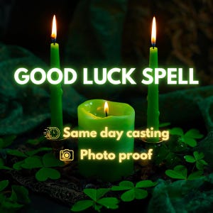 Peut inclure: Deux longues bougies effilées vertes et une bougie pilier verte épaisse, toutes allumées avec des flammes brillantes. Le texte GOOD LUCK SPELL, Same day casting et Photo proof est affiché. Des feuilles de trèfle vertes entourent les bougies.