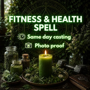 Könnte beinhalten: Eine grüne Stumpenkerze auf einem Teller umgeben von Kräutern, mit dem Text FITNESS & HEALTH SPELL, Same day casting und Photo proof. Im Hintergrund ein dunkelgrünes kreisförmiges Emblem und eine Hantel aus Metall.