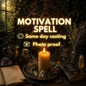 Puede incluir: Una vela de pilar amarilla encendida sobre un plato rodeada de hierbas, una taza de metal con un pentáculo, un cristal y dos libros. Texto: MOTIVATION SPELL, Same day casting, Photo proof. Un libro abierto enumera: Focus, Discipline, Consistent, Success.