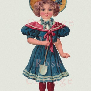 Puede incluir: Una ilustración vintage de una niña pequeña con un vestido azul con ribetes blancos, un cuello marinero rojo y azul y un sombrero de paja con una flor azul. Ella sostiene una pala de madera.
