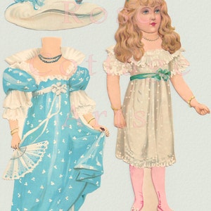 Puede incluir: Un conjunto de muñecas de papel vintage con dos muñecas. La primera muñeca lleva un vestido azul con lunares blancos y un sombrero blanco con ribete azul. La segunda muñeca lleva un vestido blanco con una faja verde y zapatos rosas. Ambas muñecas tienen el pelo largo y rubio.