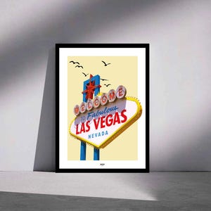 Puede incluir: Una lámina artística enmarcada que muestra el icónico letrero de Welcome to Fabulous Las Vegas Nevada. La ilustración presenta el letrero amarillo en forma de diamante con texto en rojo y azul, una estructura de soporte azul y siluetas de pájaros negros sobre un cielo amarillo pálido.
