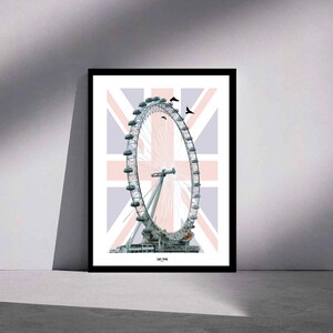Puede incluir: Una lámina artística enmarcada que muestra la noria London Eye en tonos grises monocromáticos, sobre un fondo de bandera británica descolorida y pálida. Tres pequeños pájaros negros vuelan cerca de la parte superior de la estructura.