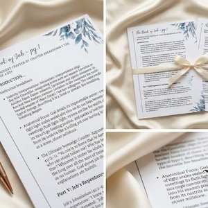 Könnte beinhalten: Ein gedruckter Studienleitfaden mit dem Titel The Book of Job mit blauen Blumenakzenten, der eine umfassende kapitelweise Aufschlüsselung enthält. Das Set umfasst einen metallisch goldenen Stift und einen Holzstift mit Kreuzsymbol, gebunden mit einem cremefarbenen Band.