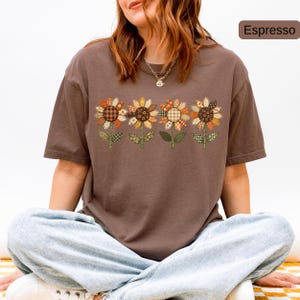 Chemise patchwork tournesol, T-shirt d'automne Comfort Colors®, T-shirt à motif floral automnal, Chemise à carreaux rustique à fleurs, Cadeau d'automne style cottagecore