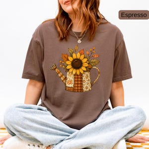 Maglietta con annaffiatoio e girasoli, T-shirt autunnale Comfort Colors®, T-shirt floreale patchwork, T-shirt autunnale rustica, T-shirt con grafica di girasoli in stile fattoria