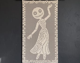 Wzór na gotycką lalkę voodoo filet na szydełku, schemat koronek do dekoracji ściennej na Halloween w formacie PDF