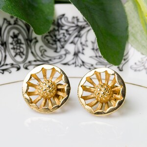 Gold tone flower daisy clip on earrings | Daisy earrings | Flower earrings
