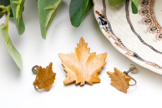 Vintage wood maple leaf brooch and screw back ear… - image 2