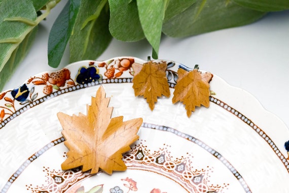 Vintage wood maple leaf brooch and screw back ear… - image 1