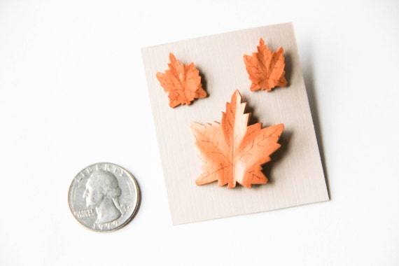 Vintage wood maple leaf brooch and screw back ear… - image 4