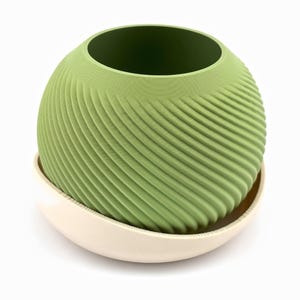 Close view of the diagonal spiral fins wrapping the round matcha planter in its saucer