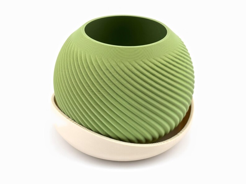 Close view of the diagonal spiral fins wrapping the round matcha planter in its saucer