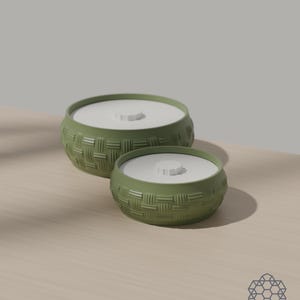 Small and medium woven storage bowls side by side, both with white lids. 3D-rendered visualization of the exact print files.