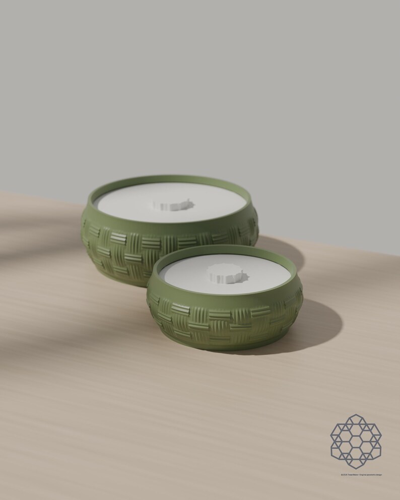 Small and medium woven storage bowls side by side, both with white lids. 3D-rendered visualization of the exact print files.