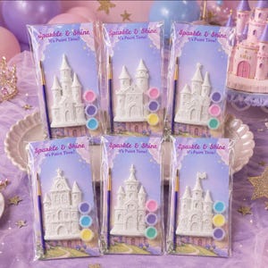 Puede incluir: Seis paquetes individuales de plástico transparente, cada uno con una figura de castillo de yeso blanco, un pincel pequeño con mango azul y tres botes de pintura redondos pequeños. El empaque incluye el texto Sparkle & Shine It's Paint Time!