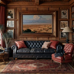 Peut inclure: Un canapé capitonné en cuir noir avec des coussins rouges et beiges, placé dans une pièce lambrissée. Une grande peinture de paysage dans un cadre doré orné est accrochée au-dessus du canapé, avec un fauteuil rouge et un tapis à motifs.