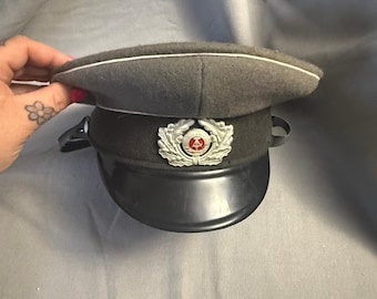 Duitse militaire pet uit de Koude Oorlog, 1982, Nationale Volksarmee, maat 59, grijze wol.