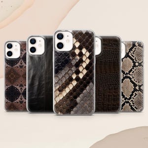 Könnte beinhalten: Fünf Smartphone-Hüllen in einer Reihe, jede mit einem eigenen strukturierten Muster, darunter geometrische Formen, glattes schwarzes Leder, braune Schlangenhaut, dunkelbraune Krokodilhaut und ein heller Schlangenhautdruck mit schwarzen Schuppen.