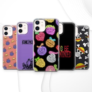 以下が含まれることがあります： ワンピースのデザインが施された5つのスマートフォンケース。1つは帽子と果物が描かれたピーチ色の背景、1つは船が描かれた紫色のケース、1つは黒地にネオンカラーの果物、1つはTO BE CONTINUEDと赤字で書かれた黒いケース、1つはドクロのアイコンが描かれています。