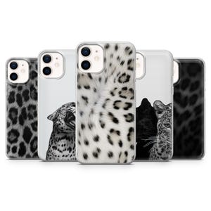 Puede incluir: Cinco fundas transparentes para smartphone dispuestas en fila, cada una con un diseño de estampado de leopardo en blanco y negro. Algunas fundas muestran el patrón completo de piel manchada, mientras otras muestran una cabeza de leopardo.