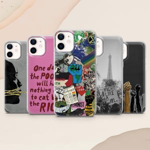 Könnte beinhalten: Fünf transparente Smartphone-Hüllen mit verschiedenen grafischen Designs. Eine Hülle zeigt eine Silhouette mit gelbem Band, eine andere rosa Text, eine mittlere eine Collage aus Protestbildern, eine den Eiffelturm und eine erhobene Fäuste.