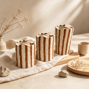 Handmålad randig keramisk resemugg, vågig textur att ta med keramikmugg med sugrörshål, återanvändbar kaffekopp, present till kaffeälskare