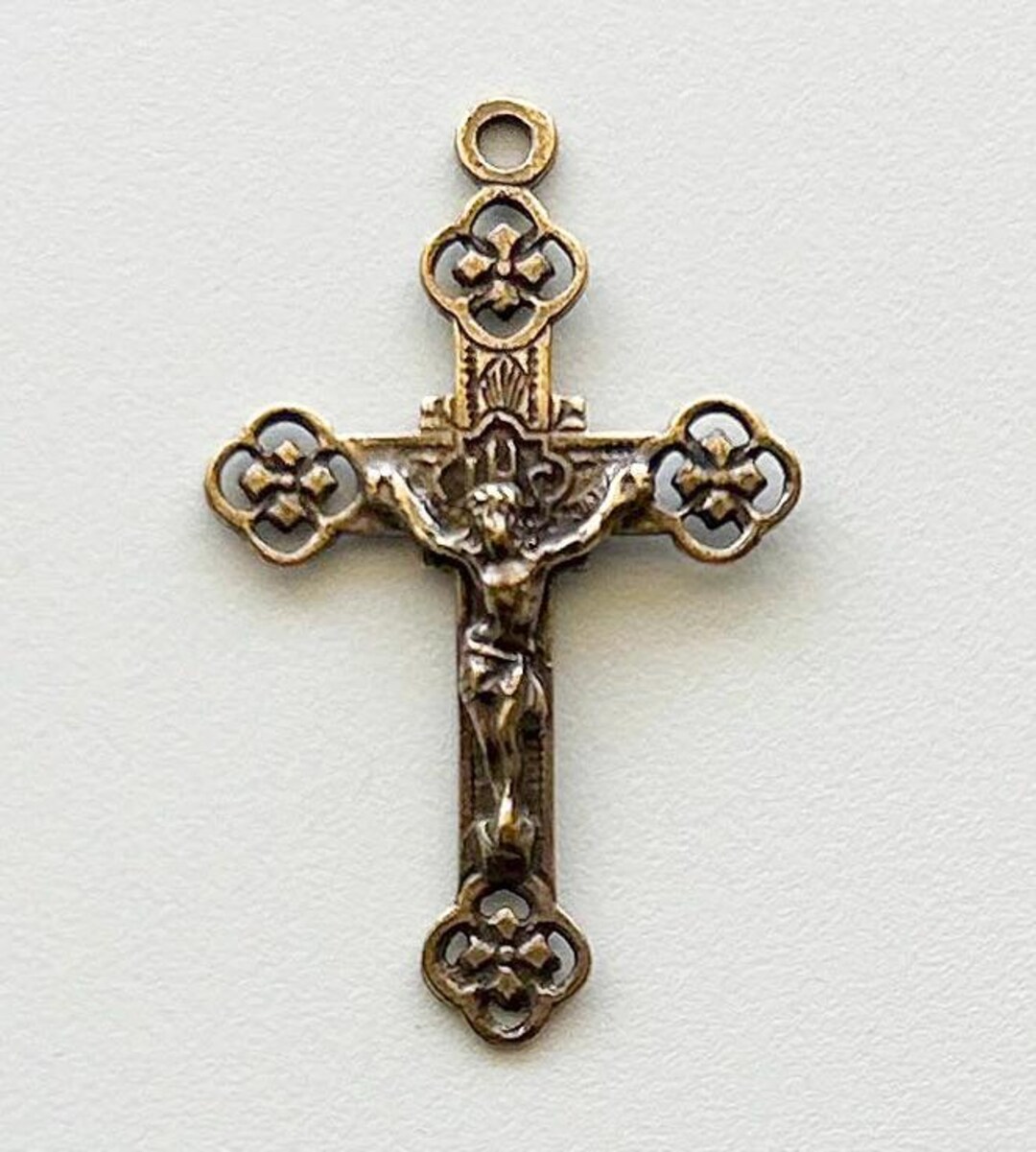 繊細なフランス製彫刻入り十字架カトリックロザリオネックレス