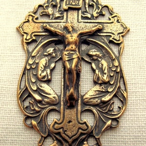 Bronzen kruisbeeld met engelen