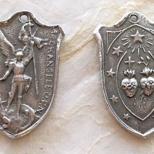 Medalha de bronze de São Miguel com os Sagrados e Imaculados Corações VP1431