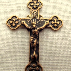 Crucifix en bronze gravé, français délicat