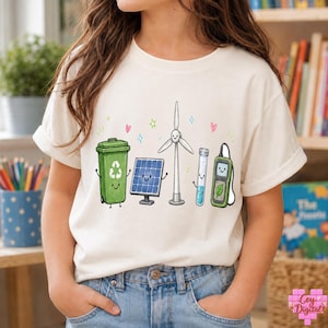 以下が含まれることがあります： クリーム色のTシャツで、擬人化された5つの環境アイコン（緑色のリサイクルゴミ箱、青色のソーラーパネル、白色の風力タービン、青色の試験管、葉のアイコンが付いた緑色の電子ハンドヘルドデバイス）のグラフィックプリントが施されています。