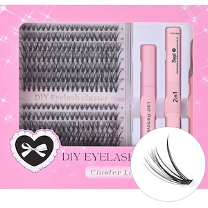 Pode incluir: Um kit rosa contendo grupos de cílios DIY de vários comprimentos, um tubo removedor e um tubo selante 2em1. A embalagem apresenta um ícone de coração preto com um laço branco, o texto DIY Eyelash cluster e um detalhe circular com um cílio.