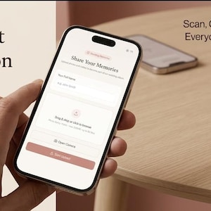 Könnte beinhalten: Ein Smartphone mit einem Share Your Memories-Formular und ein goldfarbener Metallaufsteller mit QR-Code und dem Text Scan & Upload to the Shared Album. Der Text The Guest Interaction und Scan, Capture, and Upload - Everyone's a Photographer! ist zu sehen.