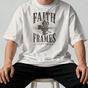 T-shirt Faith Frames con macchina fotografica analogica | Design vintage con macchina fotografica cinematografica
