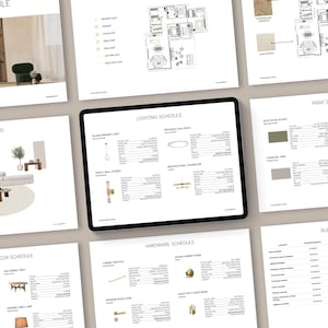 Könnte beinhalten: Ein digitales Tablet mit einem Beleuchtungsplan, umgeben von mehreren gedruckten Seiten eines Innenarchitekturprojekts. Die Seiten enthalten Moodboards, Möbelpläne, Farbschemata und Grundrisse mit detaillierten Texten und Tabellen.