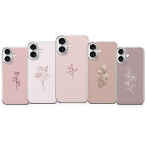 Op de afbeelding: Vijf rechthoekige telefoonhoesjes op een rij, elk voorzien van een unieke florale lijntekening. De hoesjes zijn uitgevoerd in diverse tinten roze en mauve en hebben elk een ronde uitsparing voor een dubbel camerasysteem.