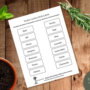 Peut inclure: Une feuille de papier blanche présentant des étiquettes d'herbes Prairie Garden avec le texte pour Basilic, Aneth, Ciboulette, Origan, Romarin, Thym, Coriandre, Persil, Sauge, Menthe, Lavande, Mélisse, Cataire et Camomille, avec un logo moulin.
