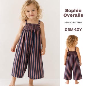 Peut inclure: Patron de couture Sophie Overalls pour tailles 06M-10Y. Le vêtement est une combinaison sans manches avec un motif à rayures verticales bleu marine foncé et rose poudré, un corsage smocké et un pantalon large à fines bretelles.