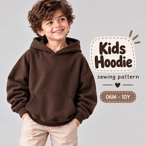 Puede incluir: Una sudadera con capucha de color marrón oscuro con mangas largas, puños acanalados y un bolsillo tipo canguro. El texto dice: Kids Hoodie sewing pattern, 06M - 10Y. La prenda tiene capucha y un corte holgado, presentada como patrón de costura.