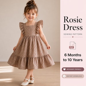 Pode incluir: Um vestido xadrez vichy castanho e branco com mangas com folhos e saia em camadas. O texto à direita diz: Rosie Dress SEWING PATTERN, PDF, 6 Months to 10 Years, BEGINNER FRIENDLY, INSTANT DOWNLOAD. O vestido é usado por uma criança.