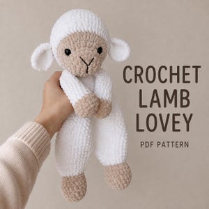 Puede incluir: Un peluche de cordero tejido a ganchillo en blanco y beige con ojos de seguridad negros y nariz bordada. El texto CROCHET LAMB LOVEY PDF PATTERN aparece en marrón oscuro a la derecha. El cordero tiene un acabado de hilo suave y texturizado.